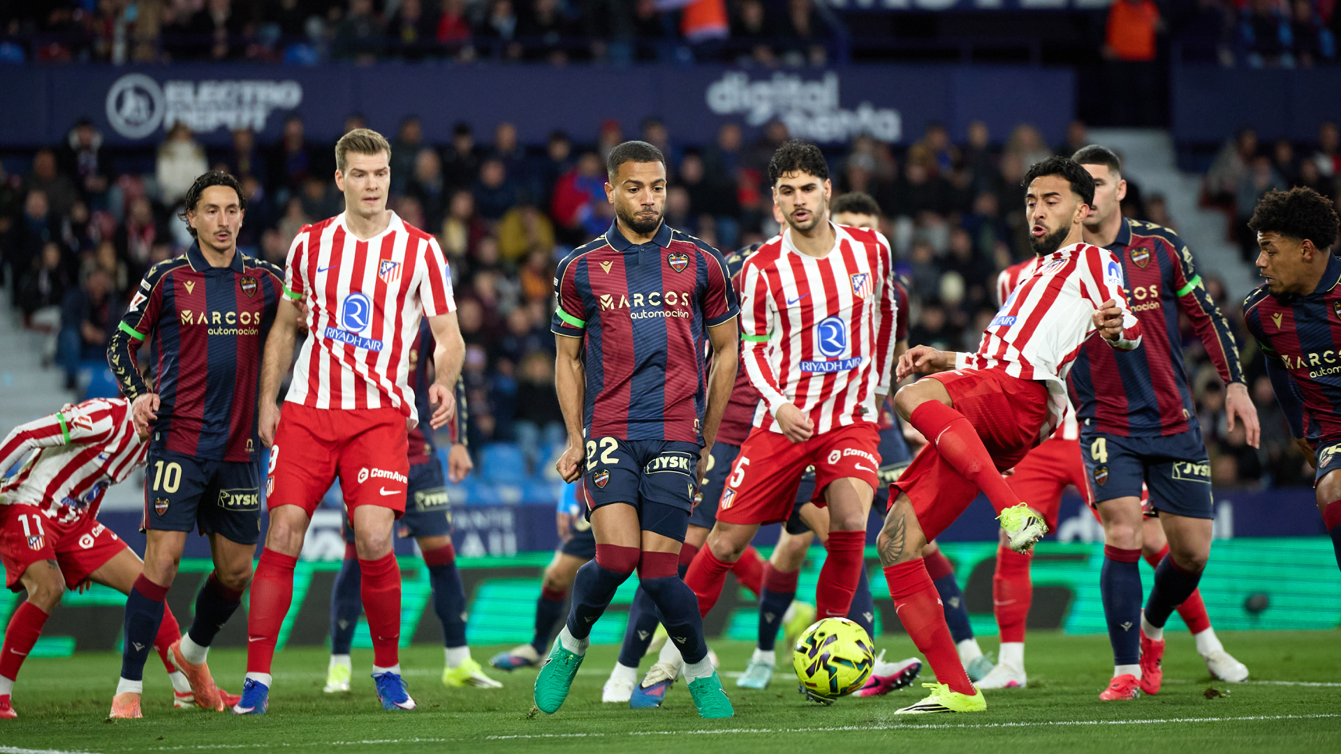 Nico González, en una acción del Levante-Atlético Nico González, en una acción del Levante-Atlético