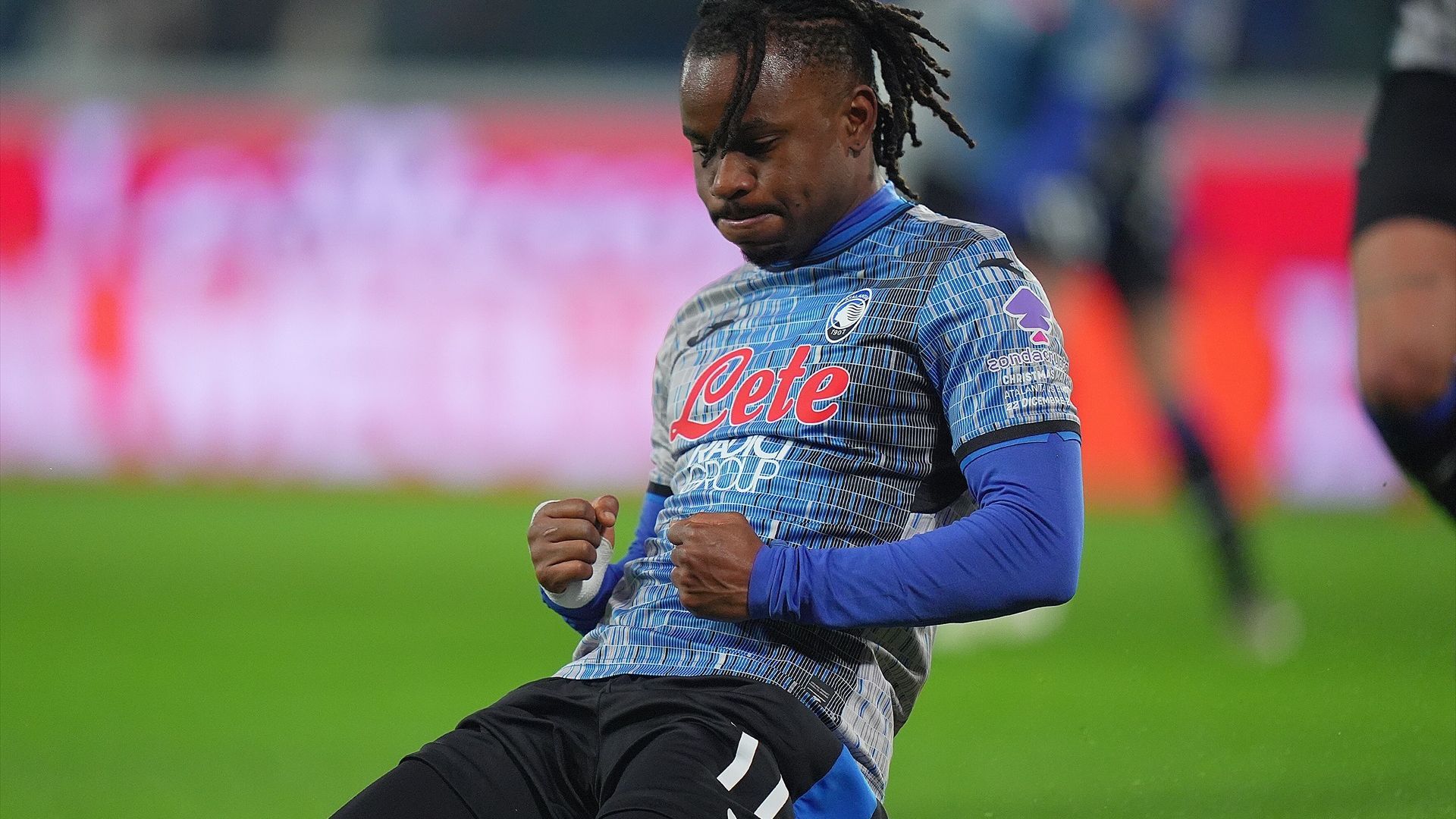 Ademola Lookman celebra un gol con la Atalanta