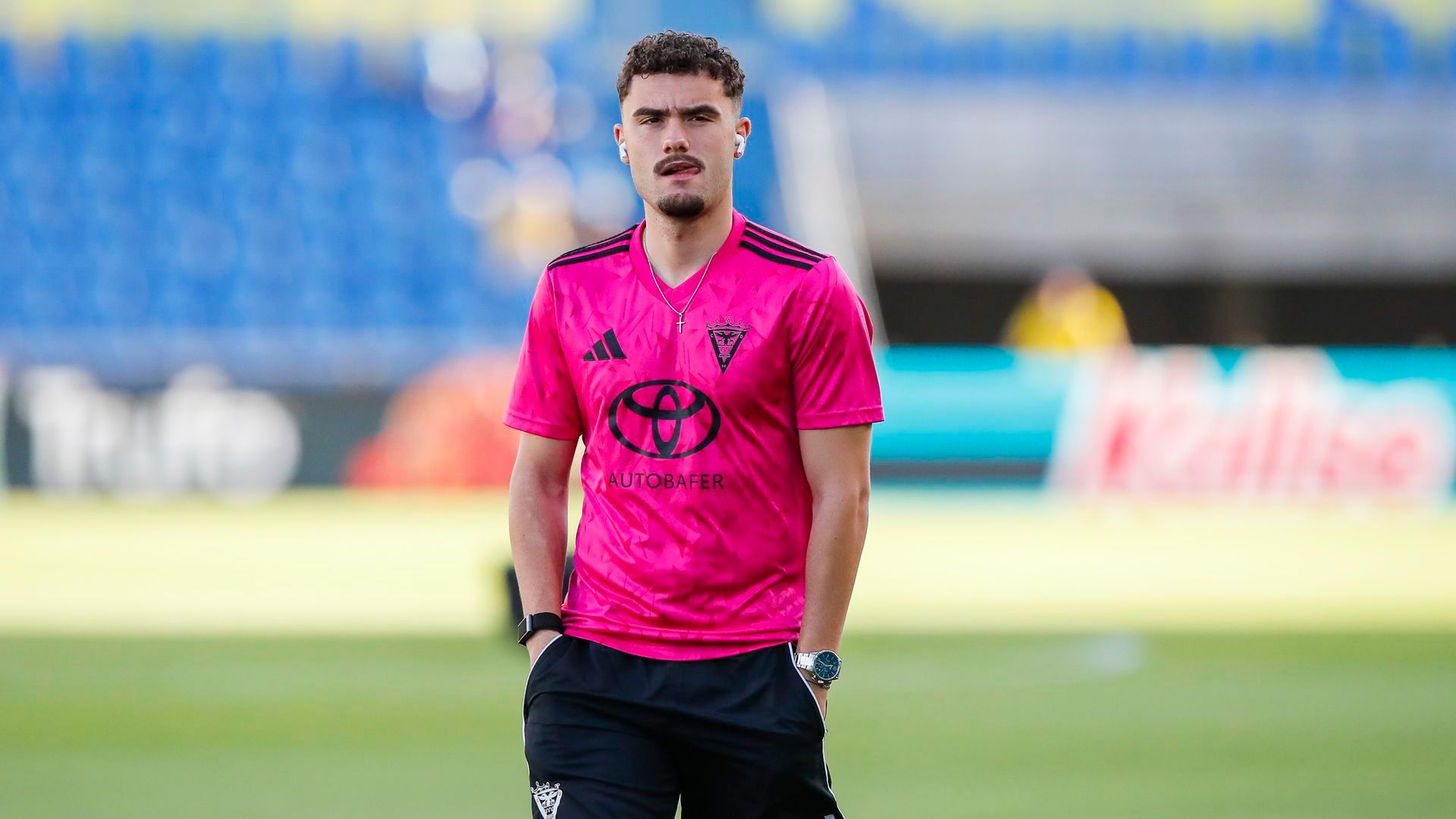 Álex Cardero, antes de un partido del Mirandés Álex Cardero, antes de un partido del Mirandés