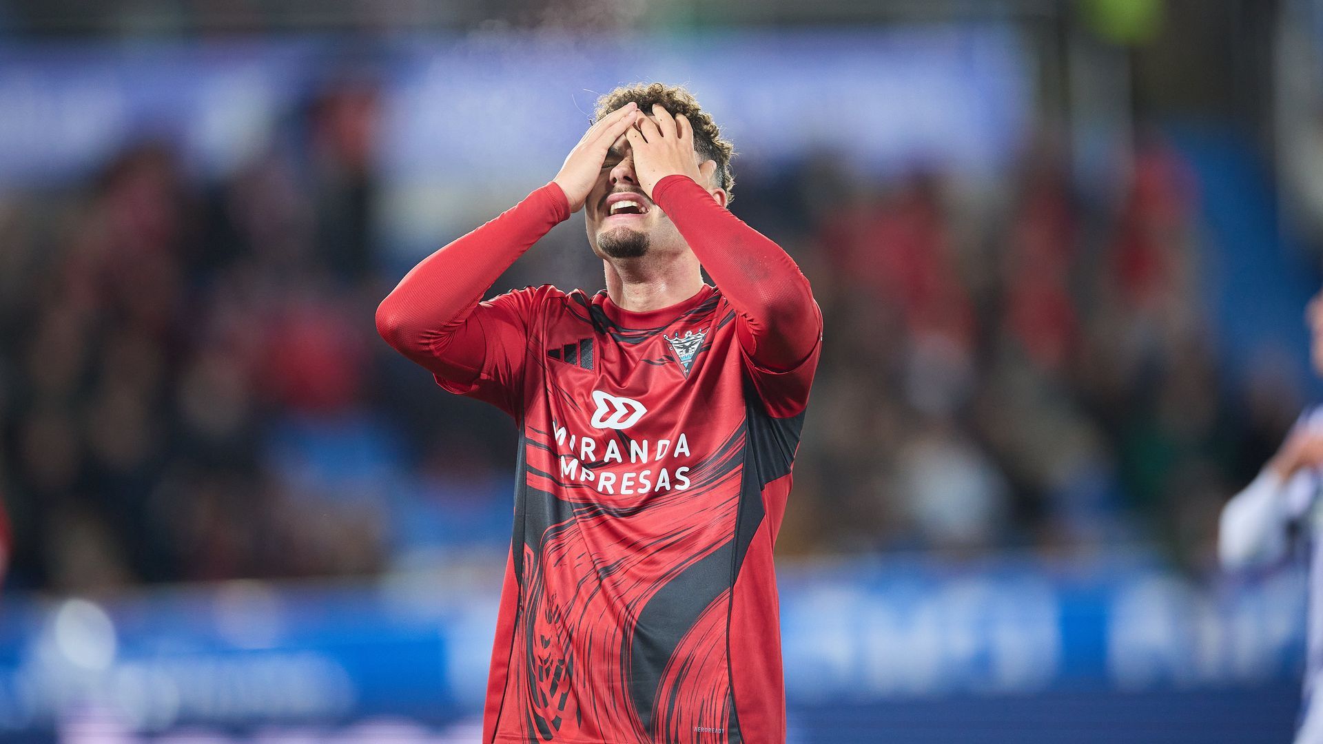 Álex Cardero se lamenta en un partido del Mirandés