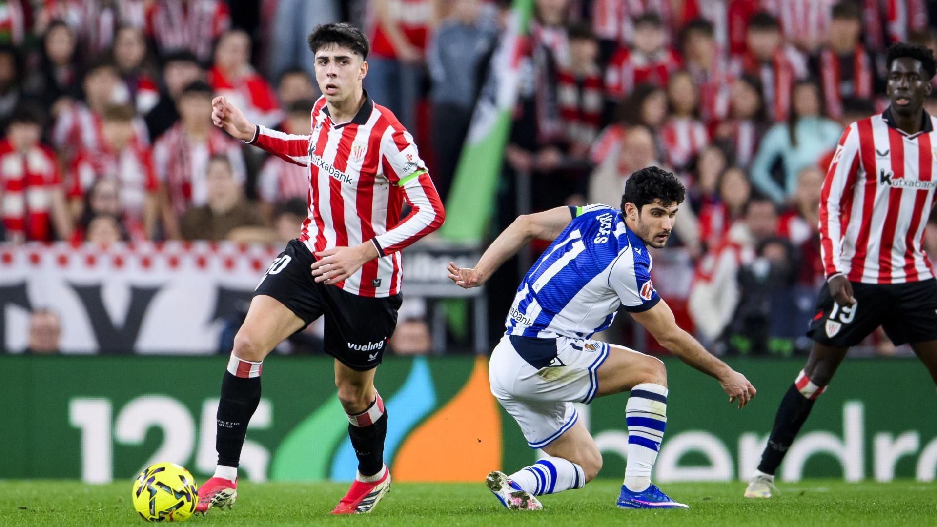 Alex Rego la lleva en el derbi de San Mamés contra la Real Sociedad