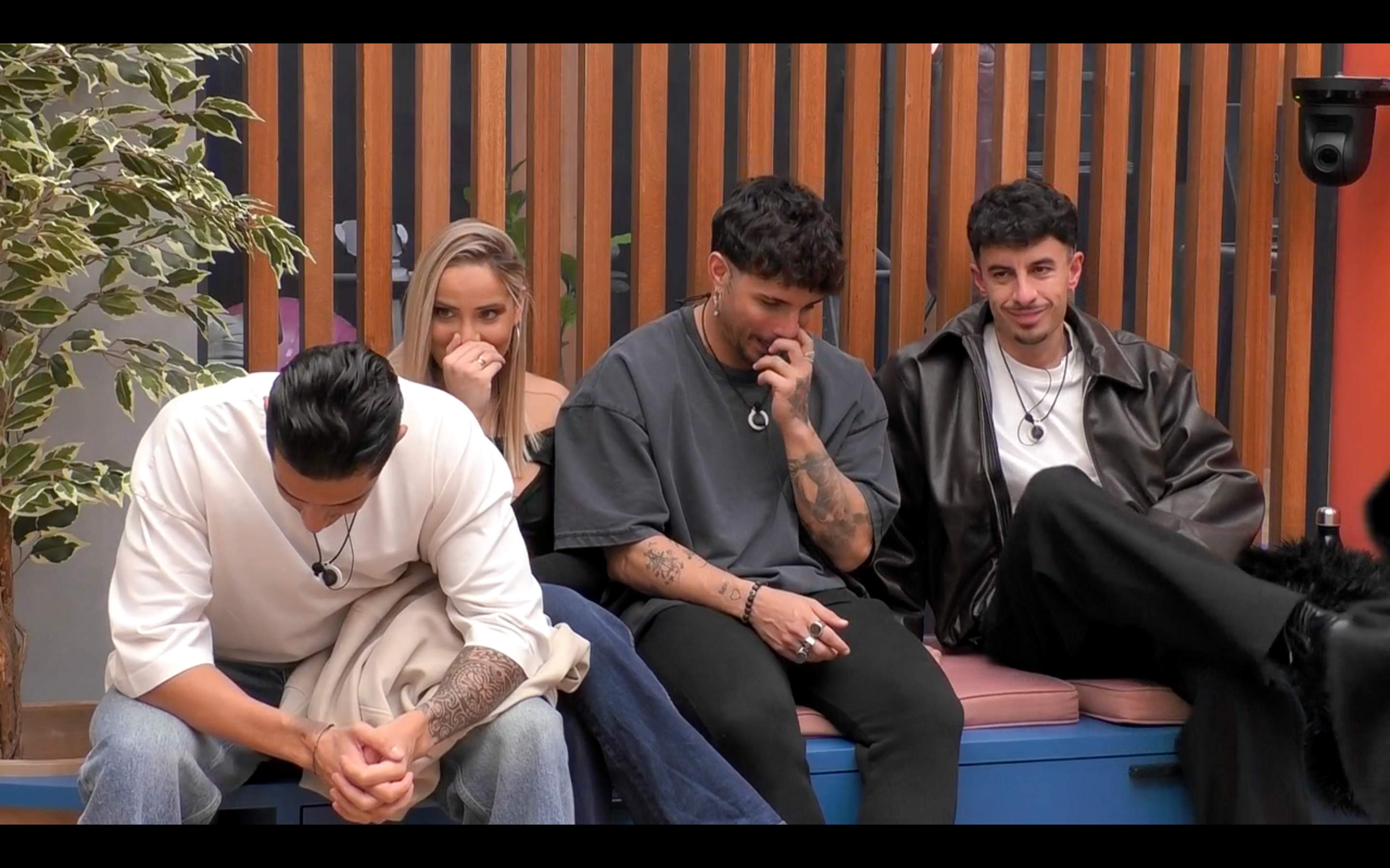 Andrea, Gloria, Manuel y Juanpi en el baño