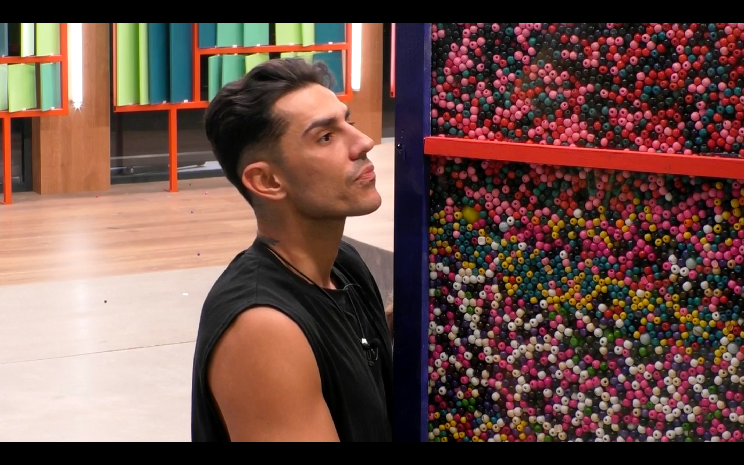 Andrea y Gloria hablan mientras sujetan las bolitas