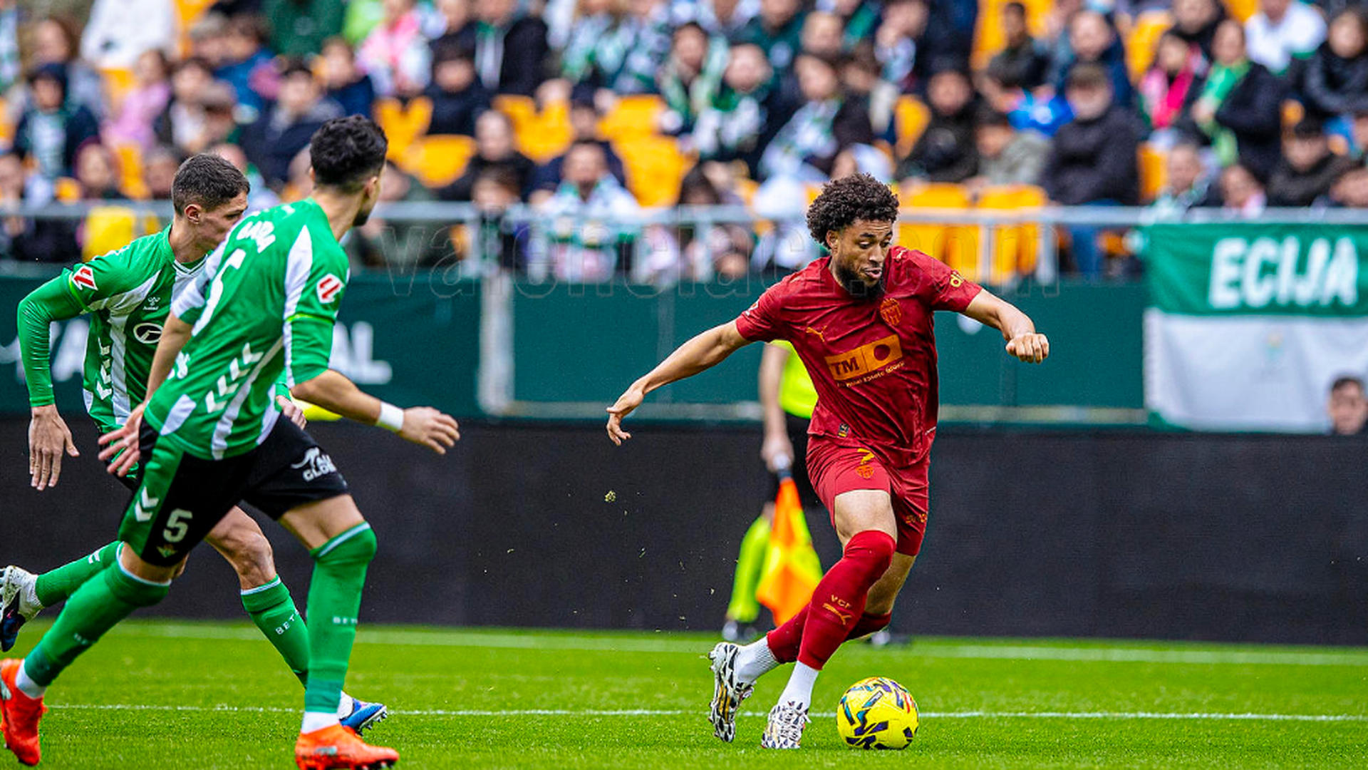 Arnaut Danjuma ante el Betis