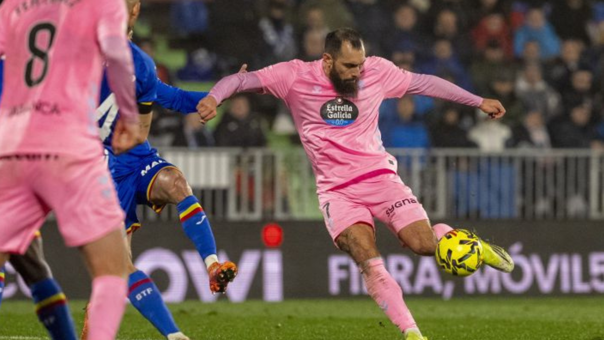 Borja Iglesias remata ante el Getafe Borja Iglesias remata ante el Getafe
