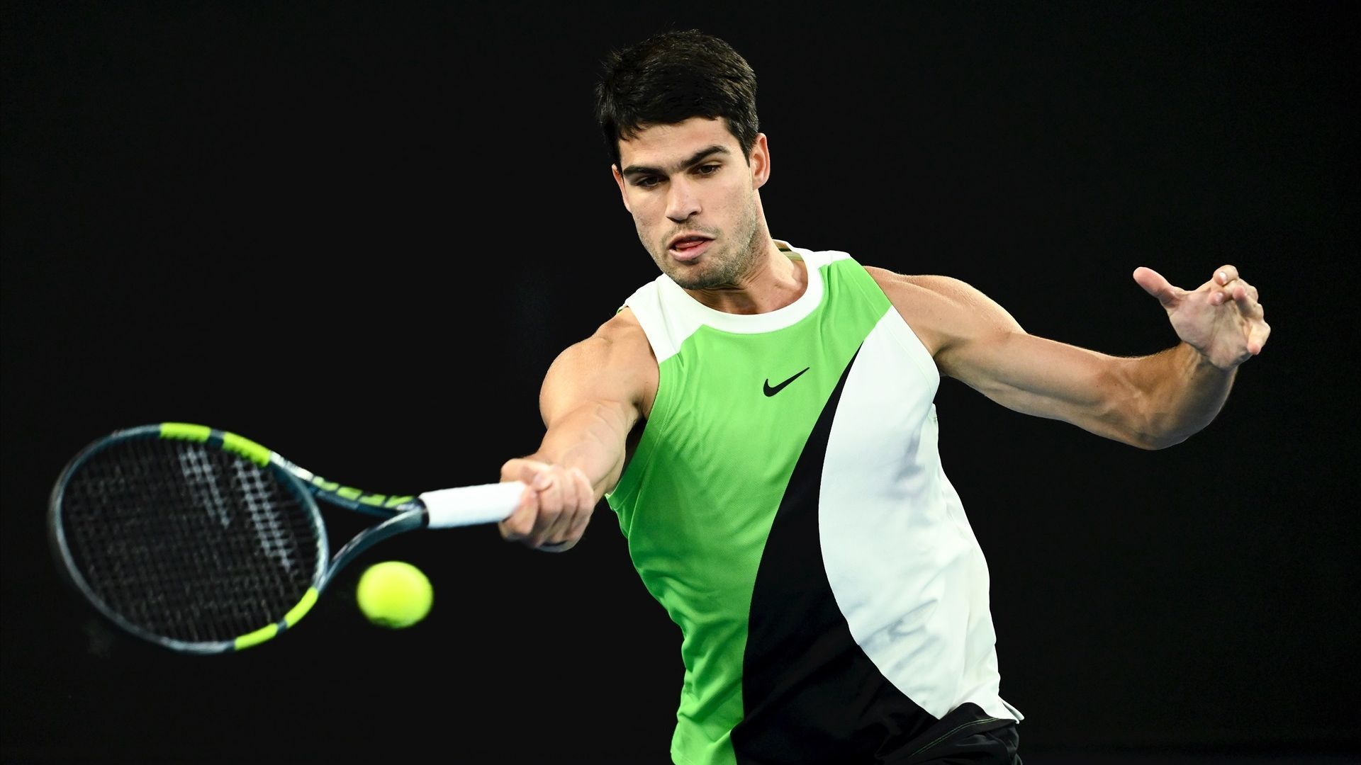 Carlos Alcaraz golpea en la final del Open de Australia