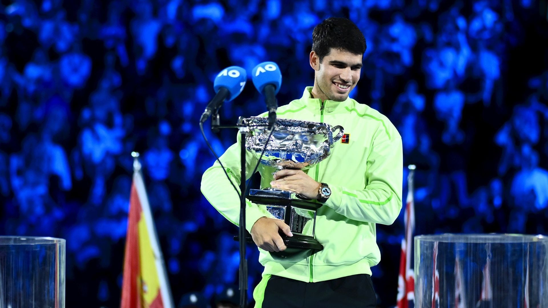 Carlos Alcaraz posa con el trofeo del Open de Australia Carlos Alcaraz posa con el trofeo del Open de Australia