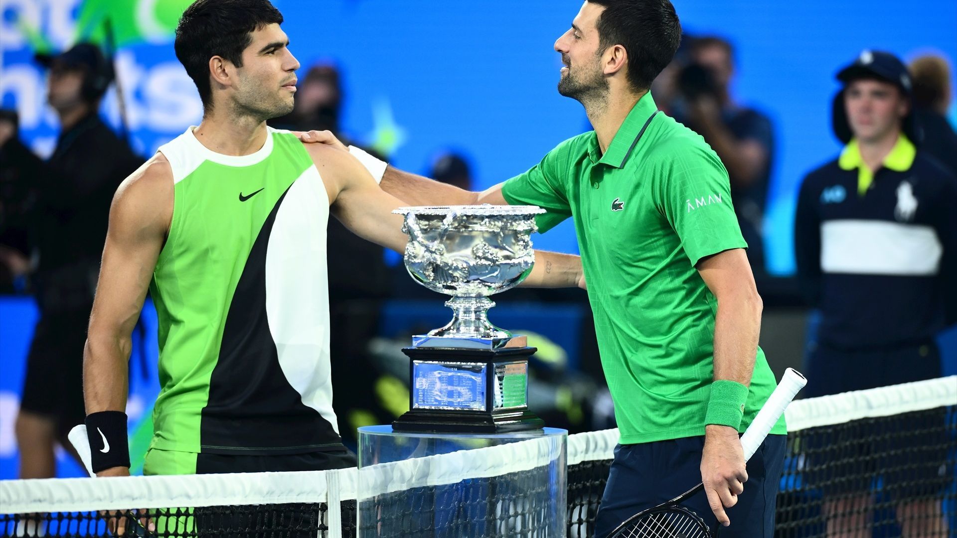 Carlos Alcaraz y Novak Djokovic se saludan antes de la final del Open Australia
