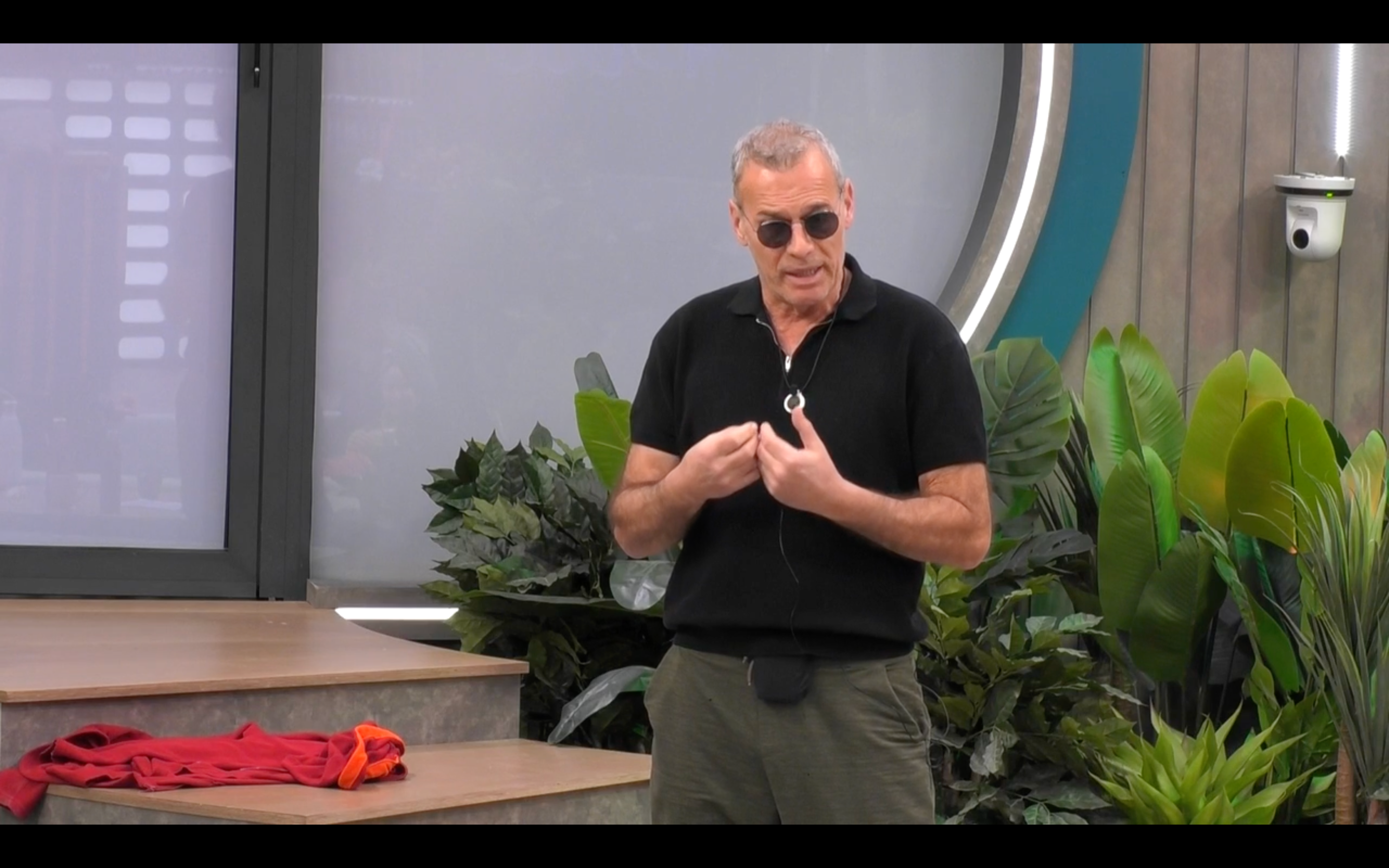 Carlos reclama su manta