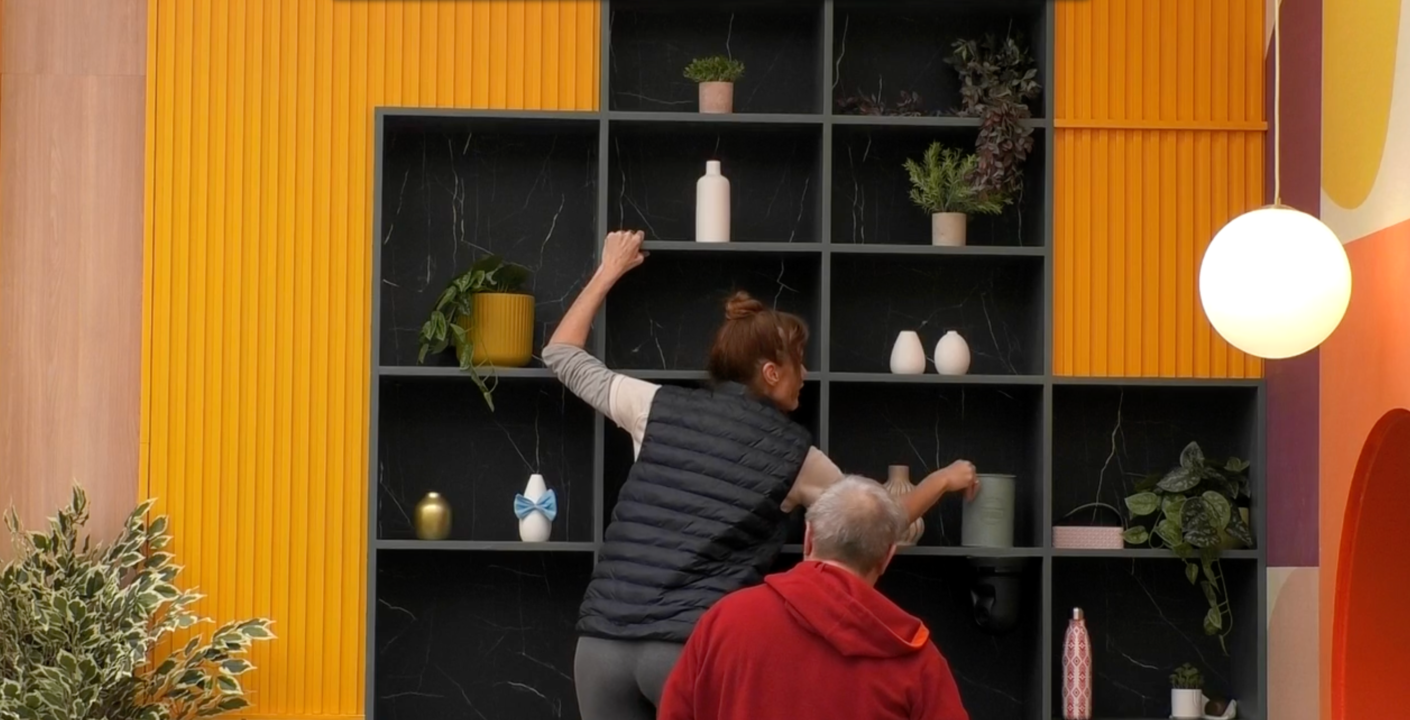 Cristina trepa a una estantería