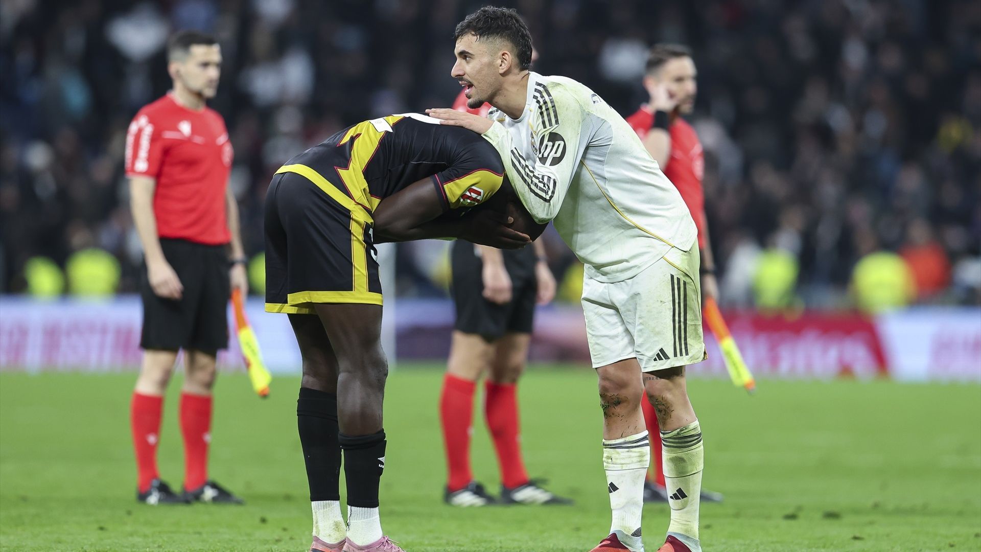 Dani Ceballos consuela a Nobel Mendy