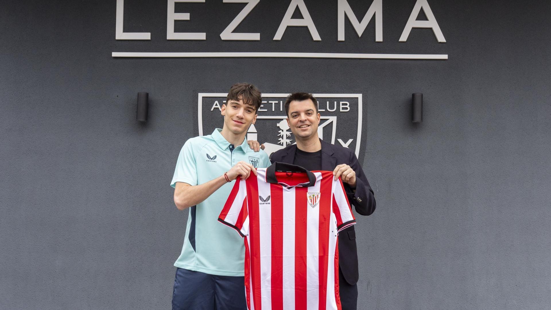 Efe Korkut con Mikel González, tras ser fichado en el mercado invernal