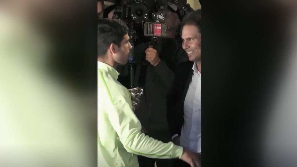 El abrazo de Rafa Nadal y Carlos Alcaraz tras la victoria del murciano en Australia