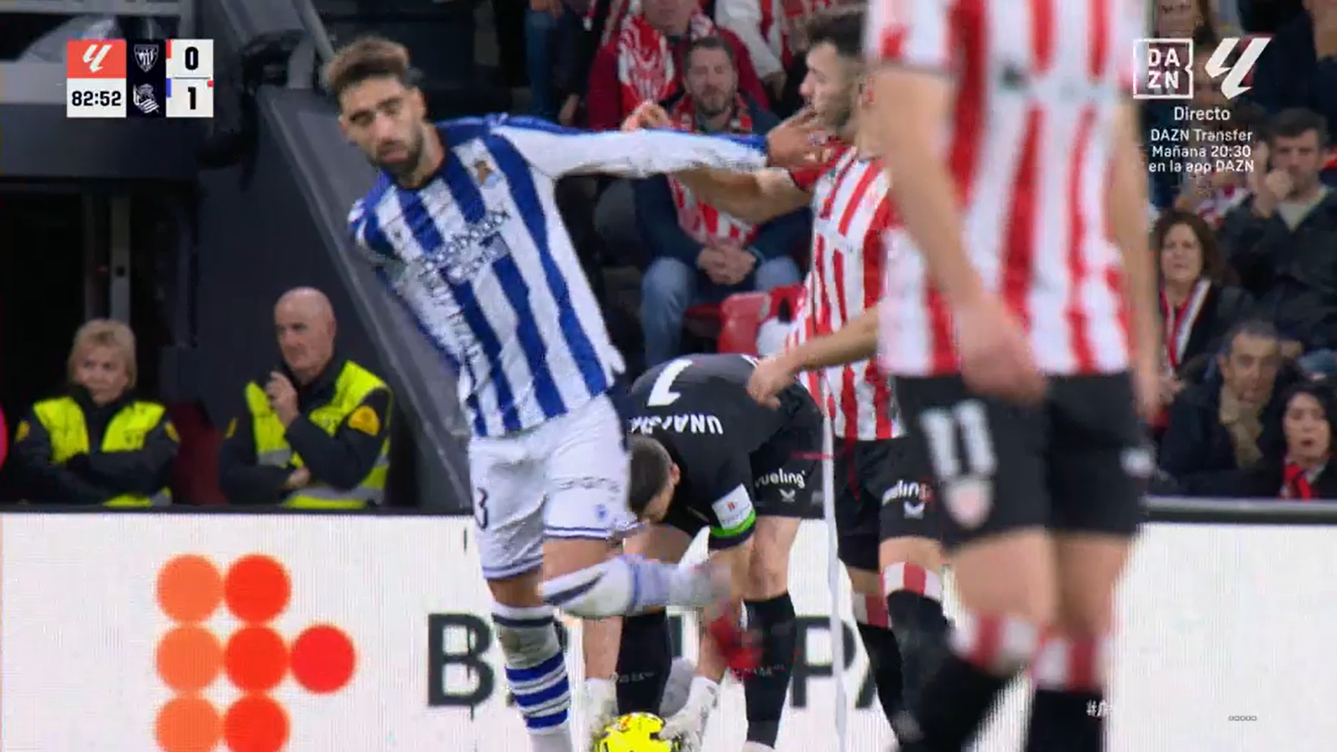 El manotazo de Brais Méndez a Aitor Paredes El manotazo de Brais Méndez a Aitor Paredes