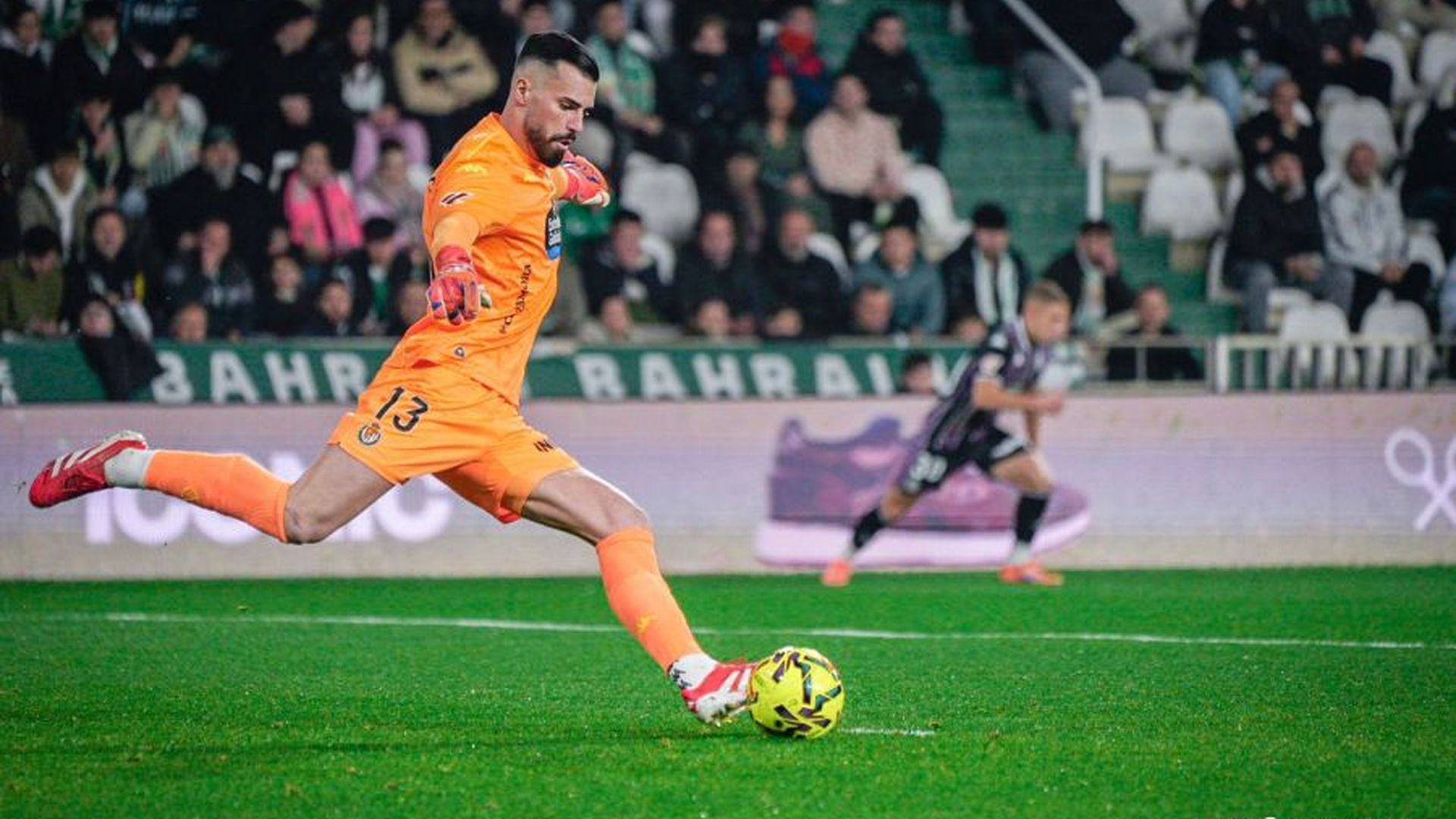 Guilherme Fernandes despeja un balón ante el Córdoba Guilherme Fernandes despeja un balón ante el Córdoba