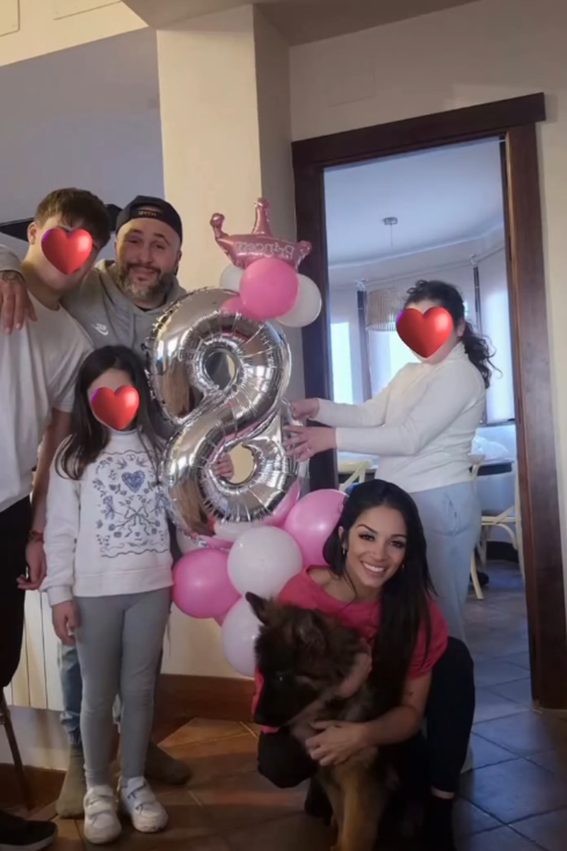 Kiko Rivera y Lola García junto a los hijos del DJ