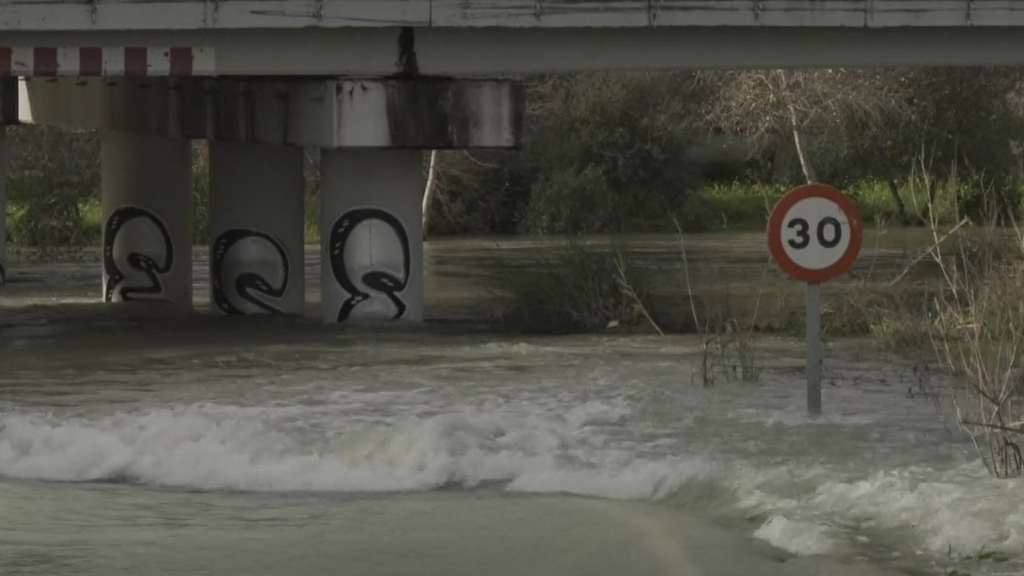 La borrasca Leonardo se adentra en toda la Península: tormentas, rachas de viento muy fuertes y se activan avisos naranjas y amarillos