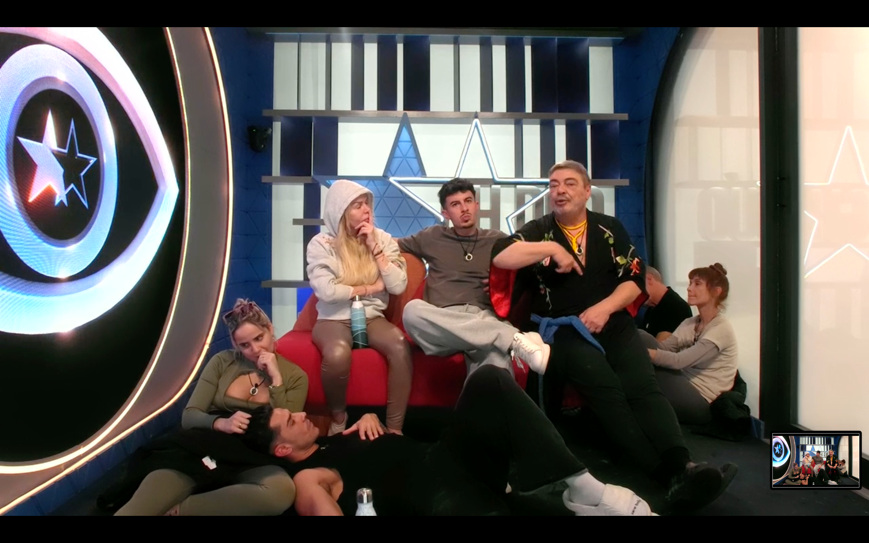 Los concursantes esperan en el confesionario