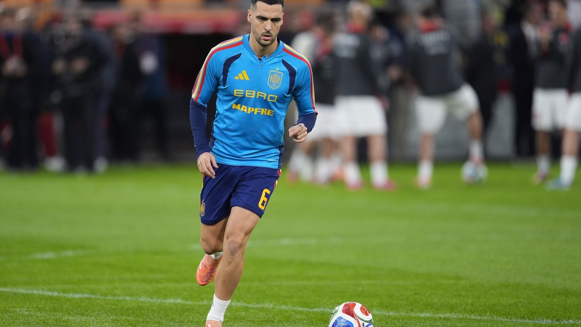 Mikel Merino calienta antes del España-Turquía Mikel Merino calienta antes del España-Turquía