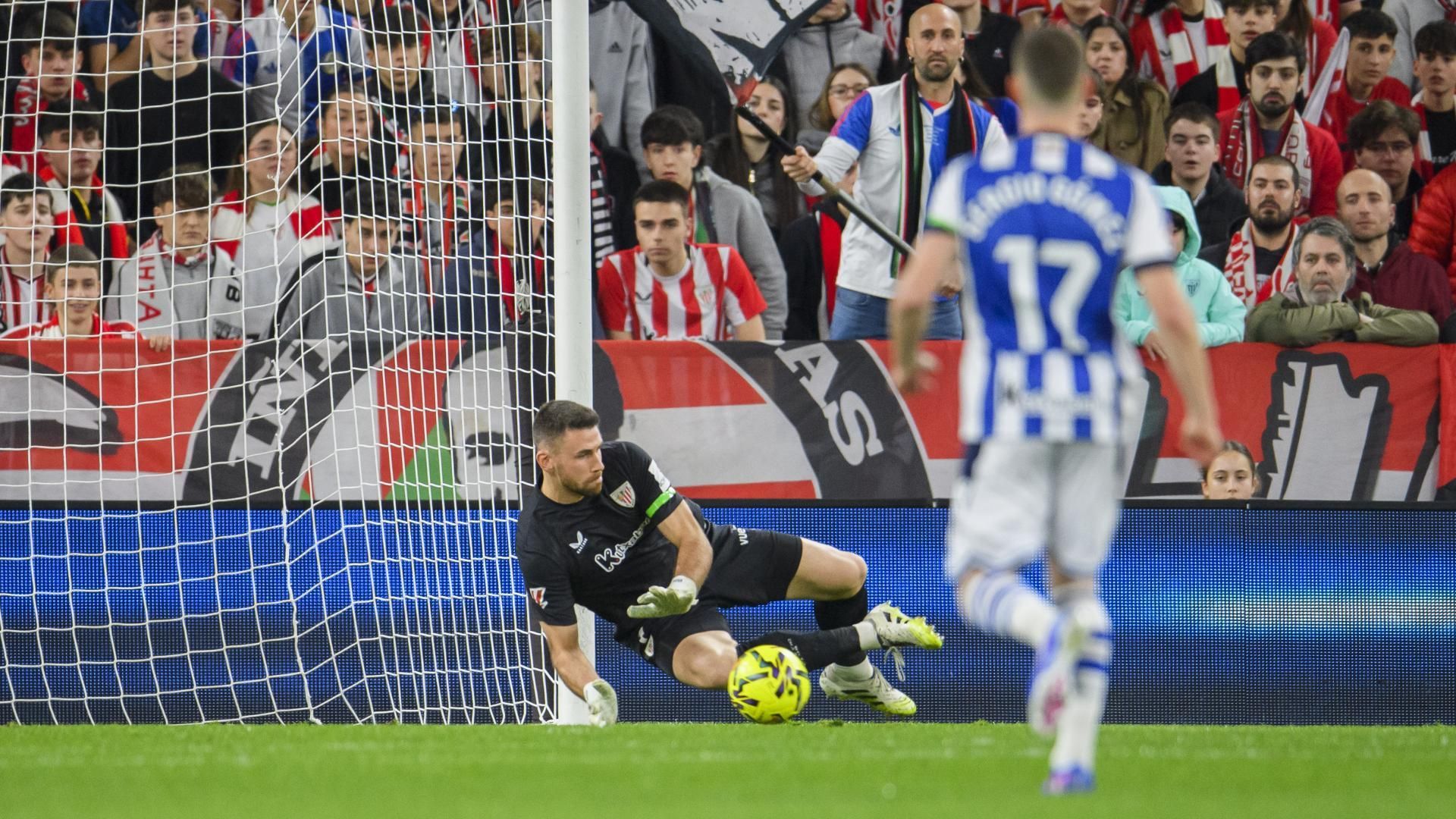Parada de Unai Simón en el derbi ante la Real de San Mamés