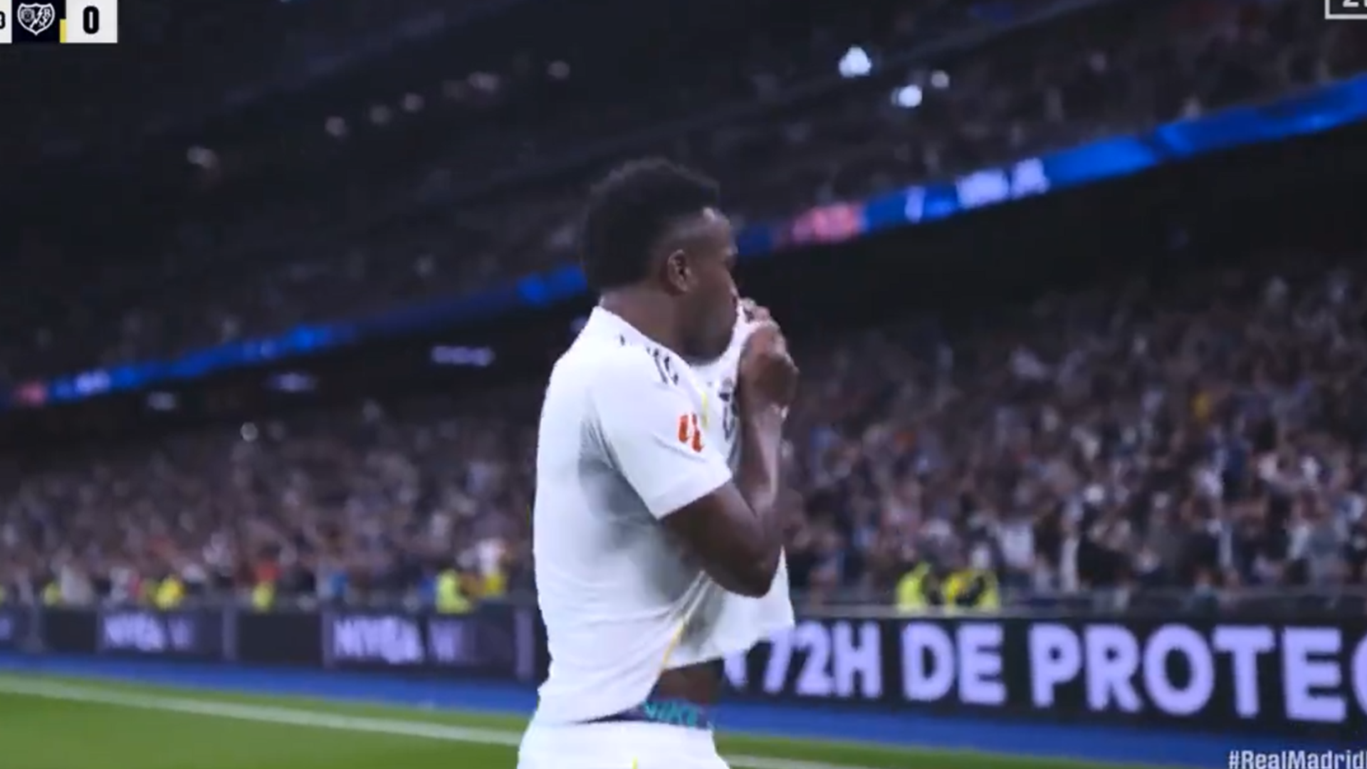 Vinicius se besa el escudo tras su gol al Rayo