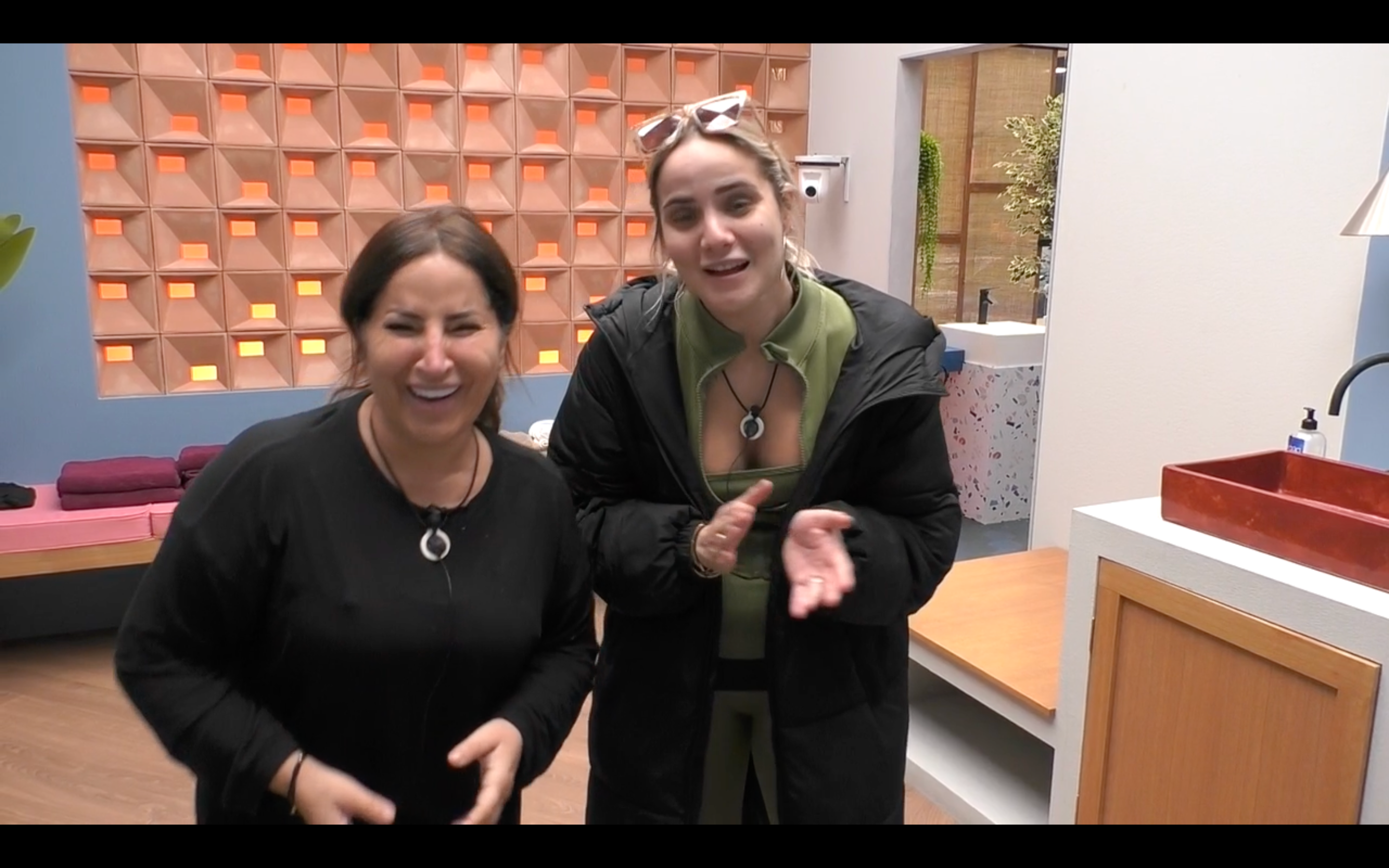 Raquel y Gloria en la lavandería