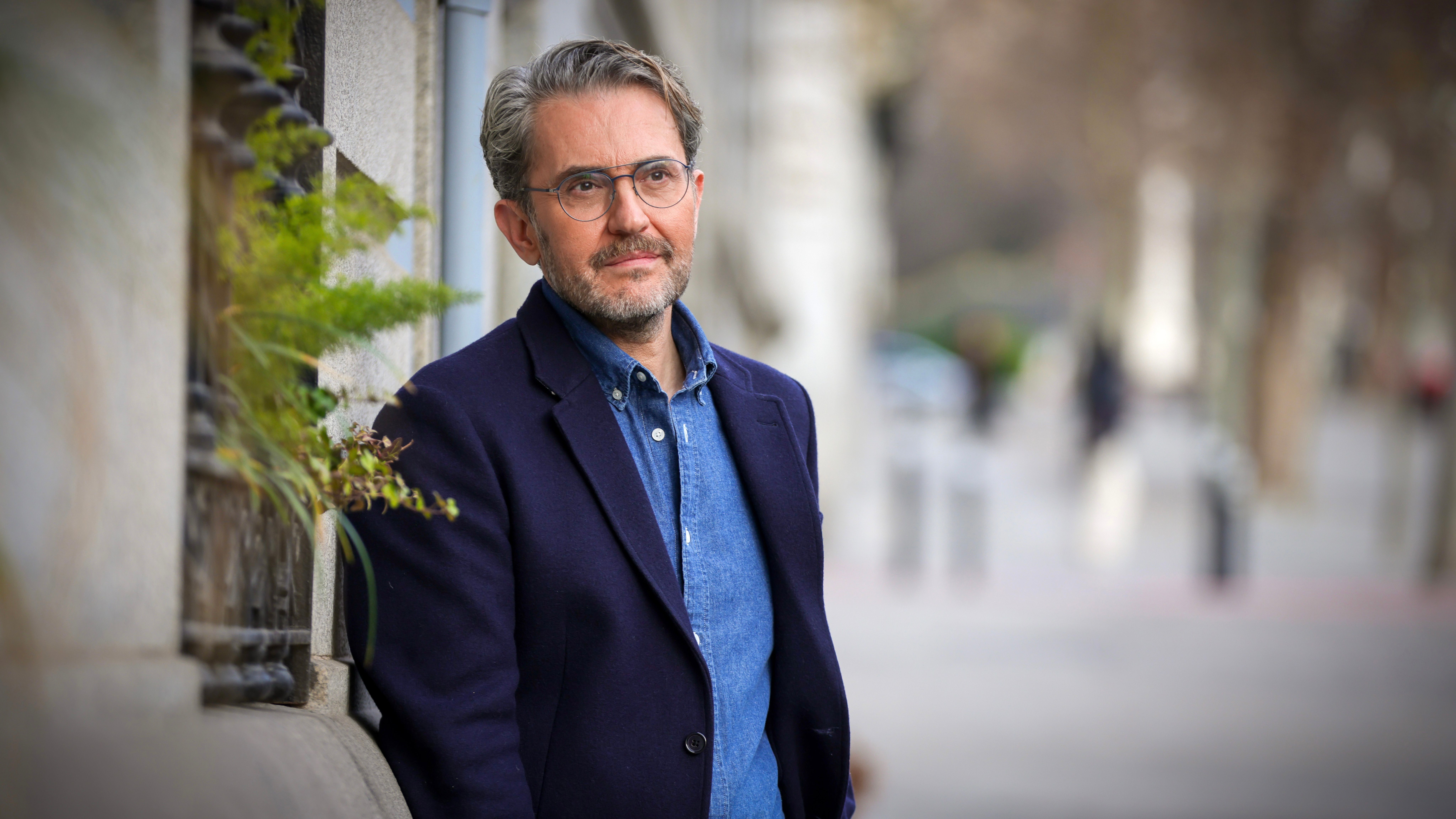 Su vida como cuidador de su madre ha inspirado el último libro de Máximo Huerta