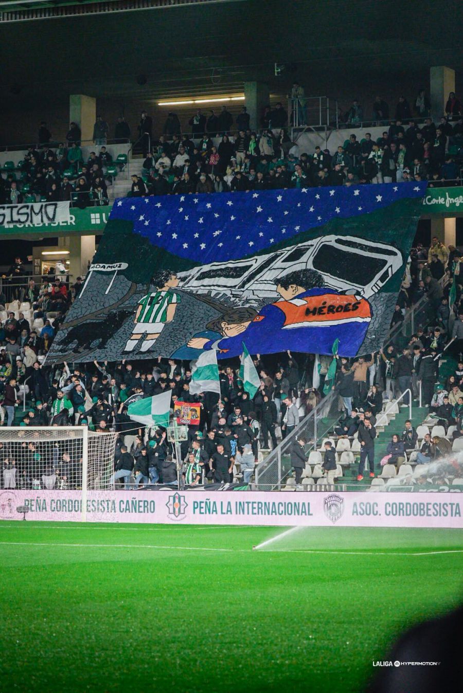 Tifo dedicado a las víctimas de Adamuz en el Nuevo Arcángel.