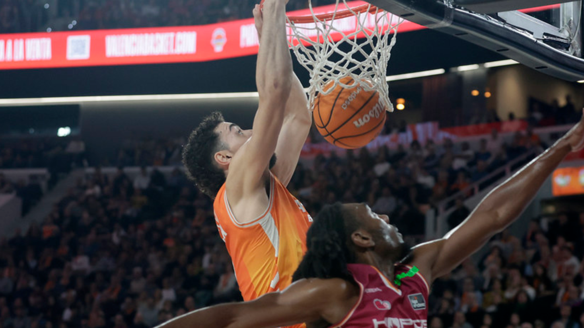 Valencia Basket pasa el rodillo por encima del Lleida (101-65)