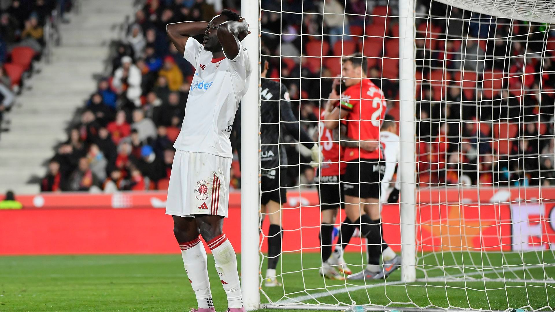 Akor Adams, lamentando una ocasión ante el Mallorca.