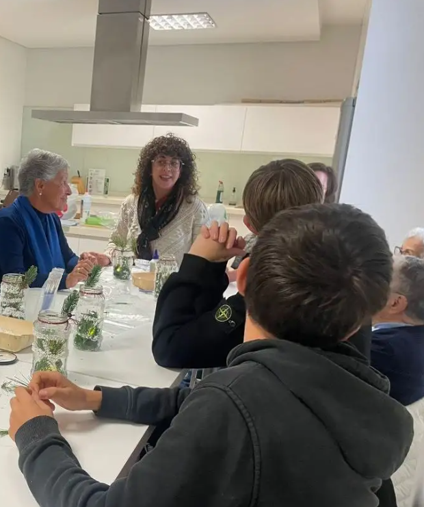Alumnos con ancianos en un taller de cocina
