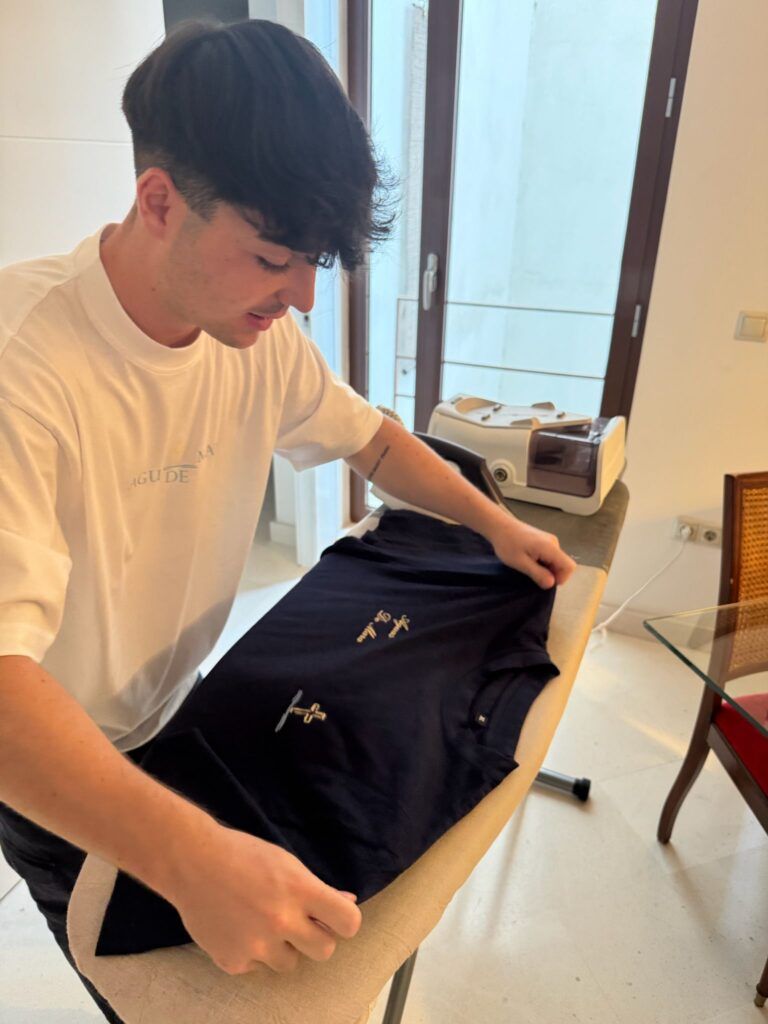 Álvaro trabajando con su marca de ropa