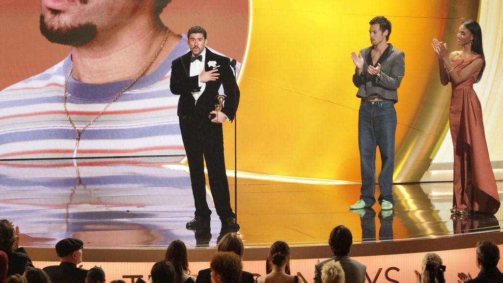 Bad Bunny gana el Grammy al mejor álbum del año y mejor álbum de música urbana y carga contra el Servicio de Control de Inmigración de Donald Trump