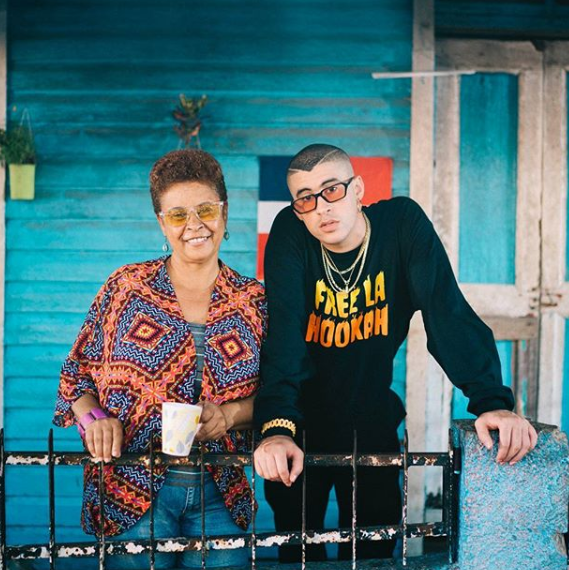 Bad Bunny con su madre