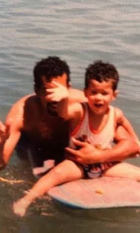 Bad Bunny junto a su padre, Tito, cuando era un niño