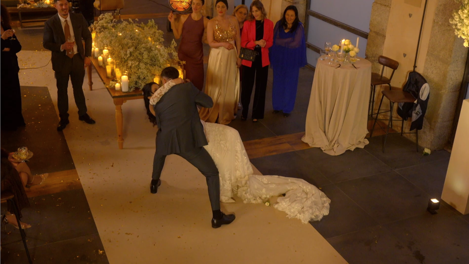 La divertida entrada de Laura y Lorenzo a su convite de boda: la tía del novio no se corta al dar sus impresiones