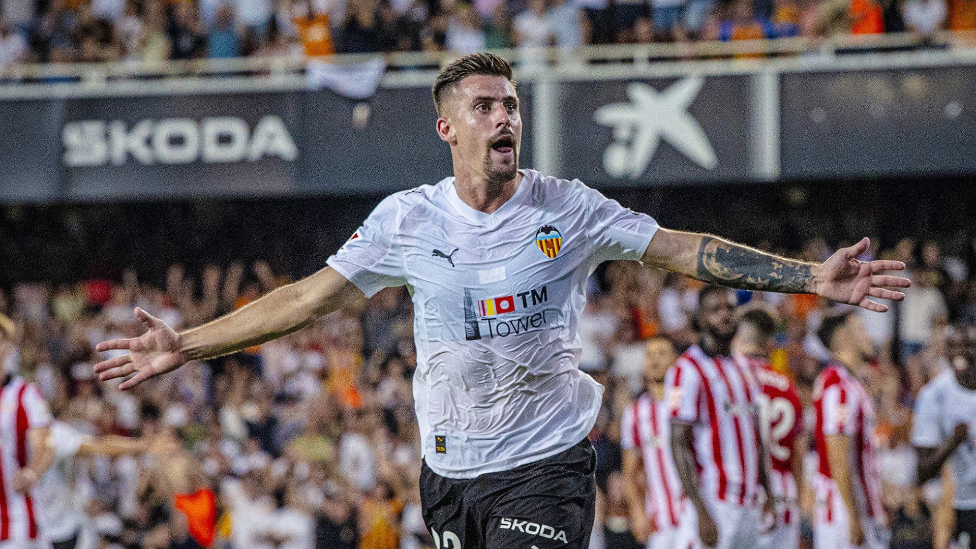 Baptiste Santamaría celebra un gol en Mestalla