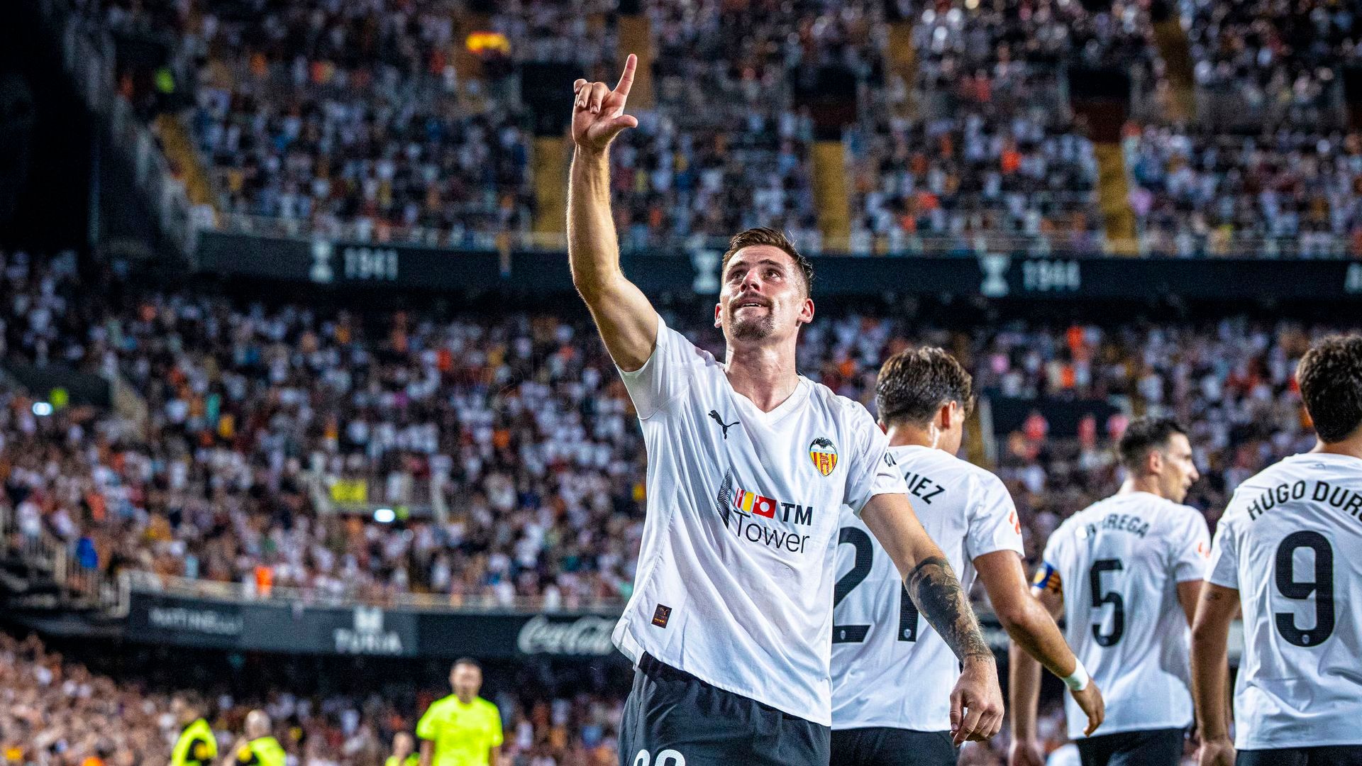 Baptiste Santamaría celebra un gol en Mestalla