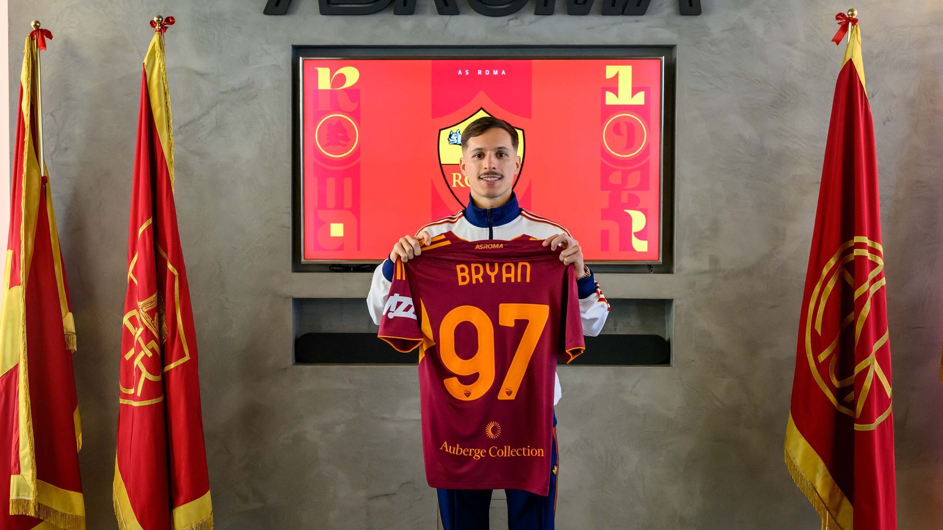 Bryan Zaragoza con su nuevo dorsal en la Roma