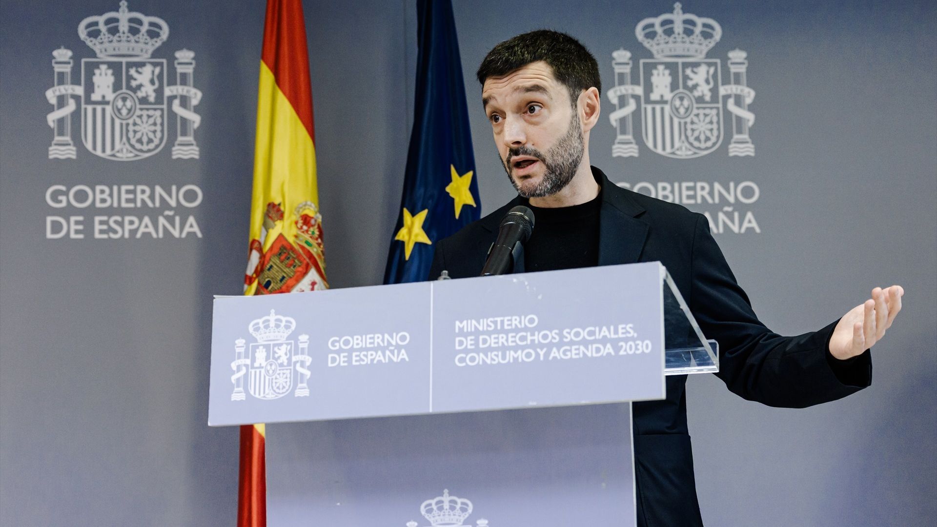 Bustinduy avanza que se toparán los precios del transporte público para evitar "que se lucren en una situación de emergencia"