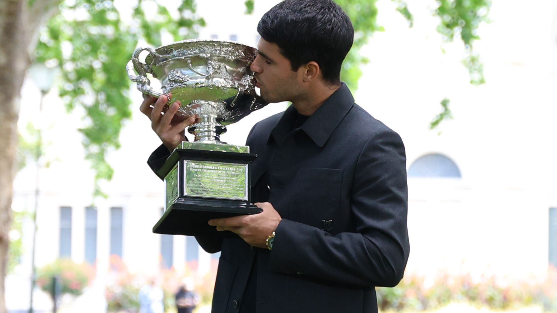 Carlos Alcaraz en la sesión de fotos del Australian Open con tu trofeo de campeón