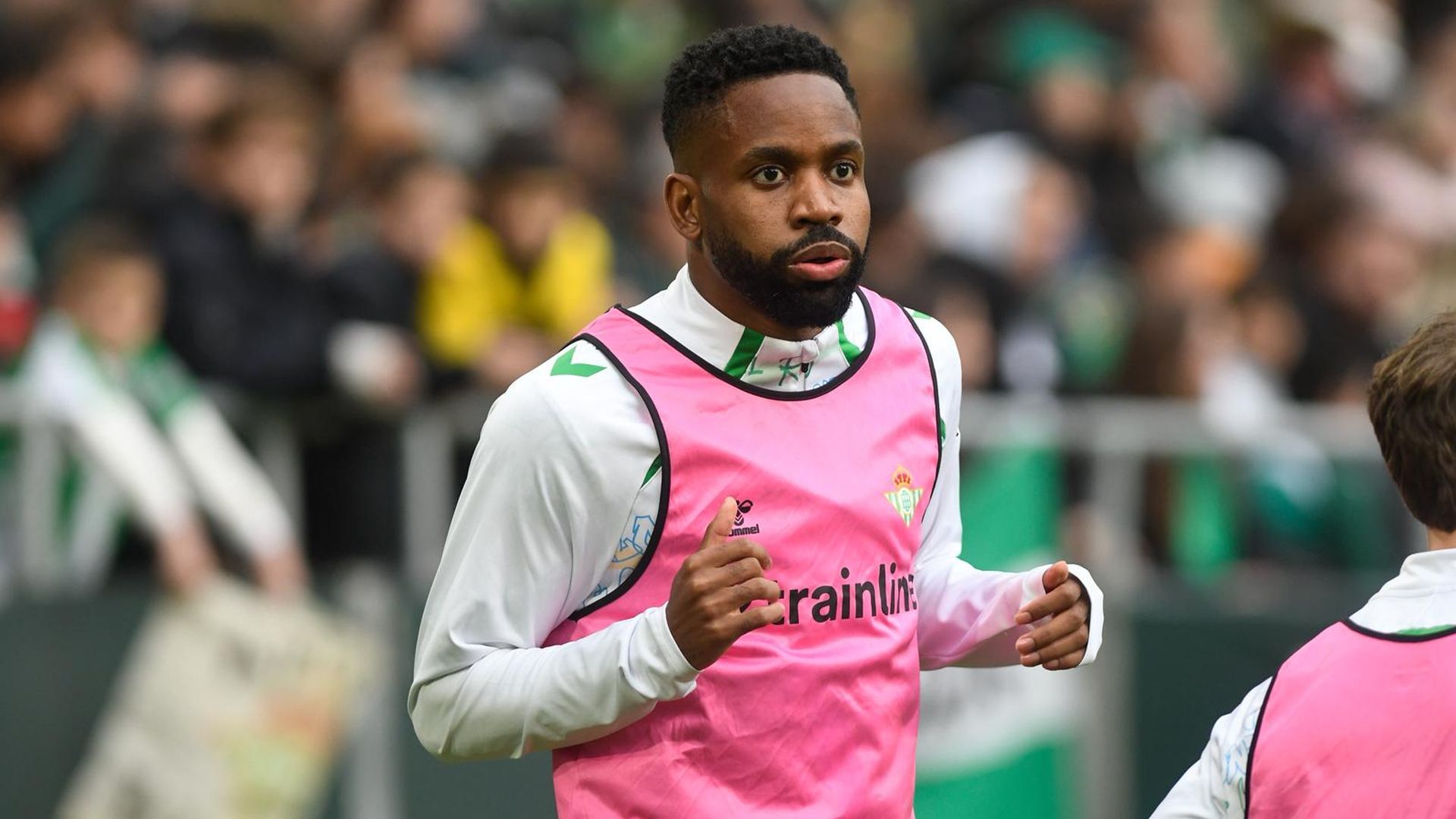 Cedric Bakambu, calentando sobre el césped de La Cartuja