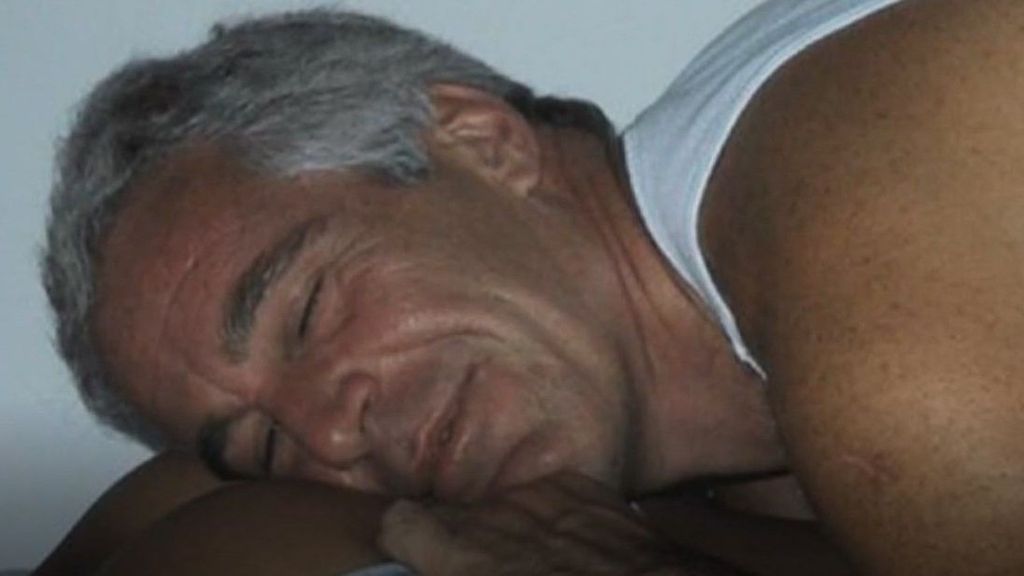 Crece la teoría de que Epstein podía ser un agente del Mossad y el KGB: ¿Usaba las fotos para chantajear?