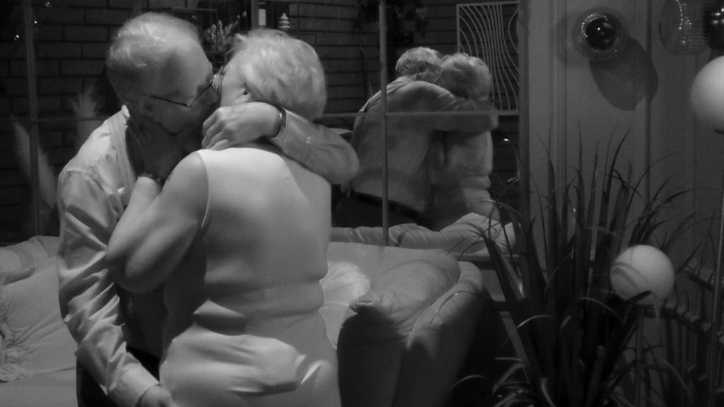 Dos longevos solteros dan rienda suelta a la pasión con los picantes retos de 'First Dates': "Te como enterita"