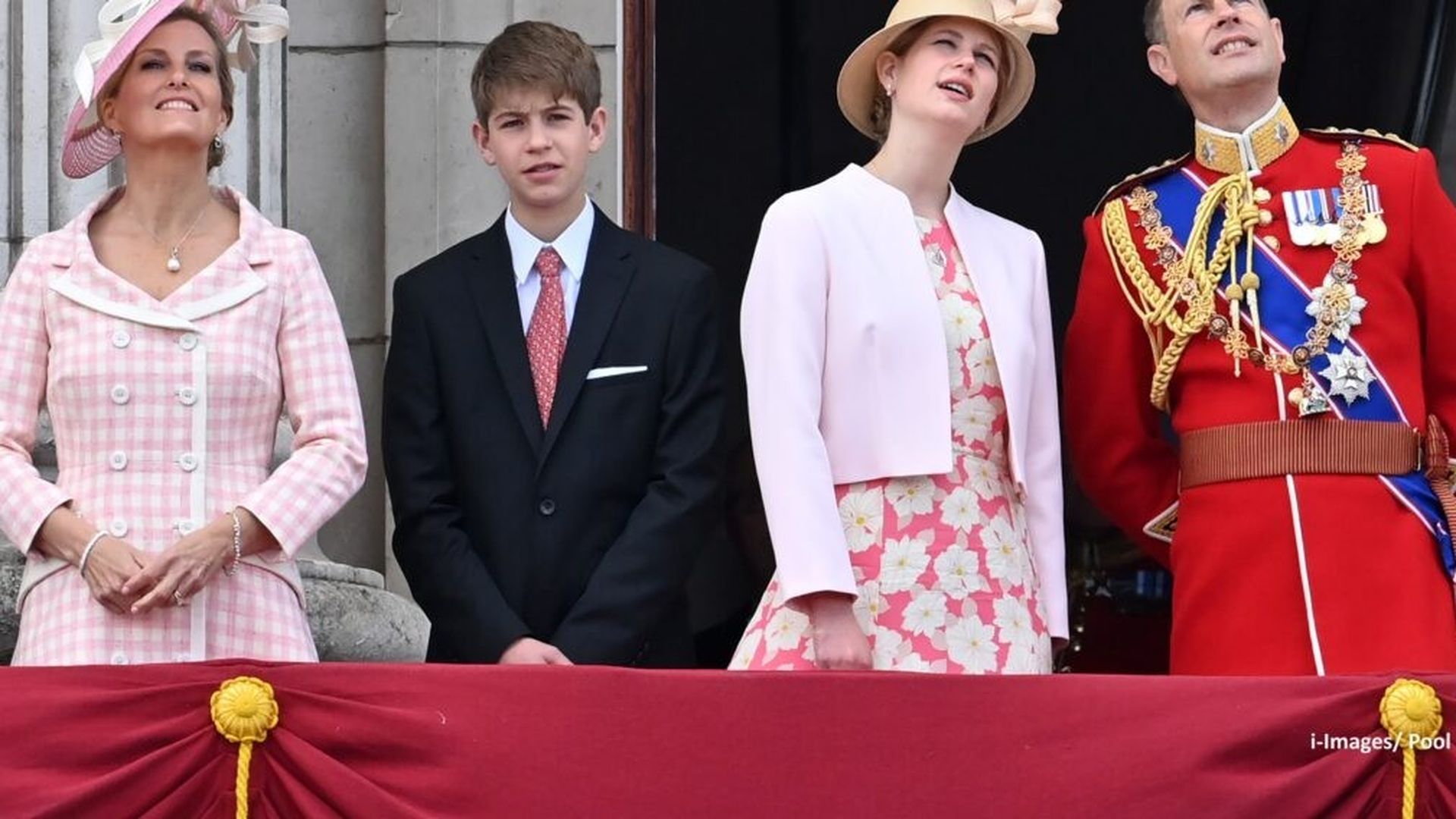 El conde de Wessex con su hermana y sus padres El conde de Wessex con su hermana y sus padres