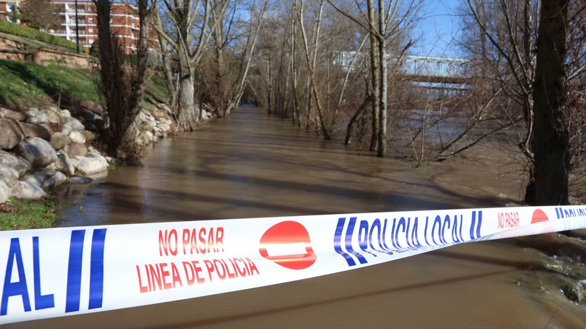 El Duero rebosa ya en Zamora y niveles de alarma en ríos de León y de Salamanca