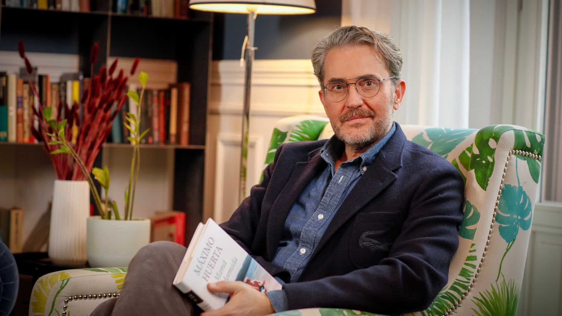 El escritor Máximo Huerta publica 'Mamá está dormida'