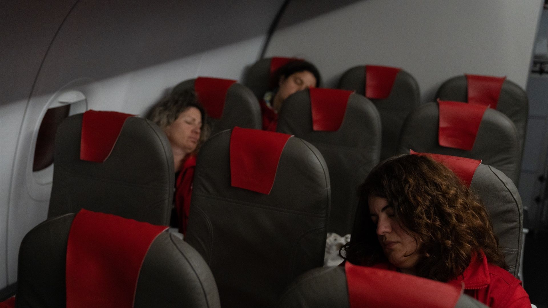 EuropaPress_5008344_cooperantes_duermen_asientos_avion_llegada_hospital_campana_agencia