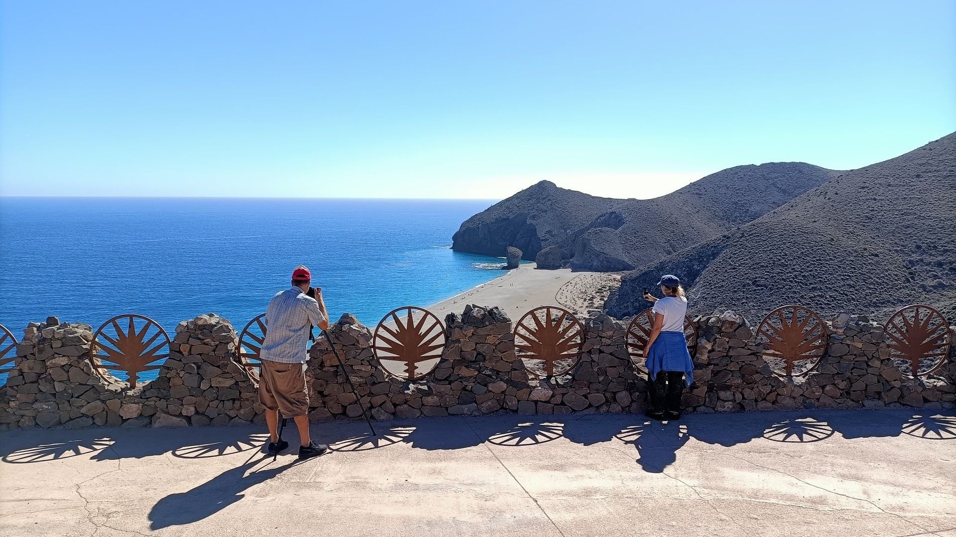 EuropaPress_7132493_visitantes_observan_playa_muertos_mirador_carboneras_almeria