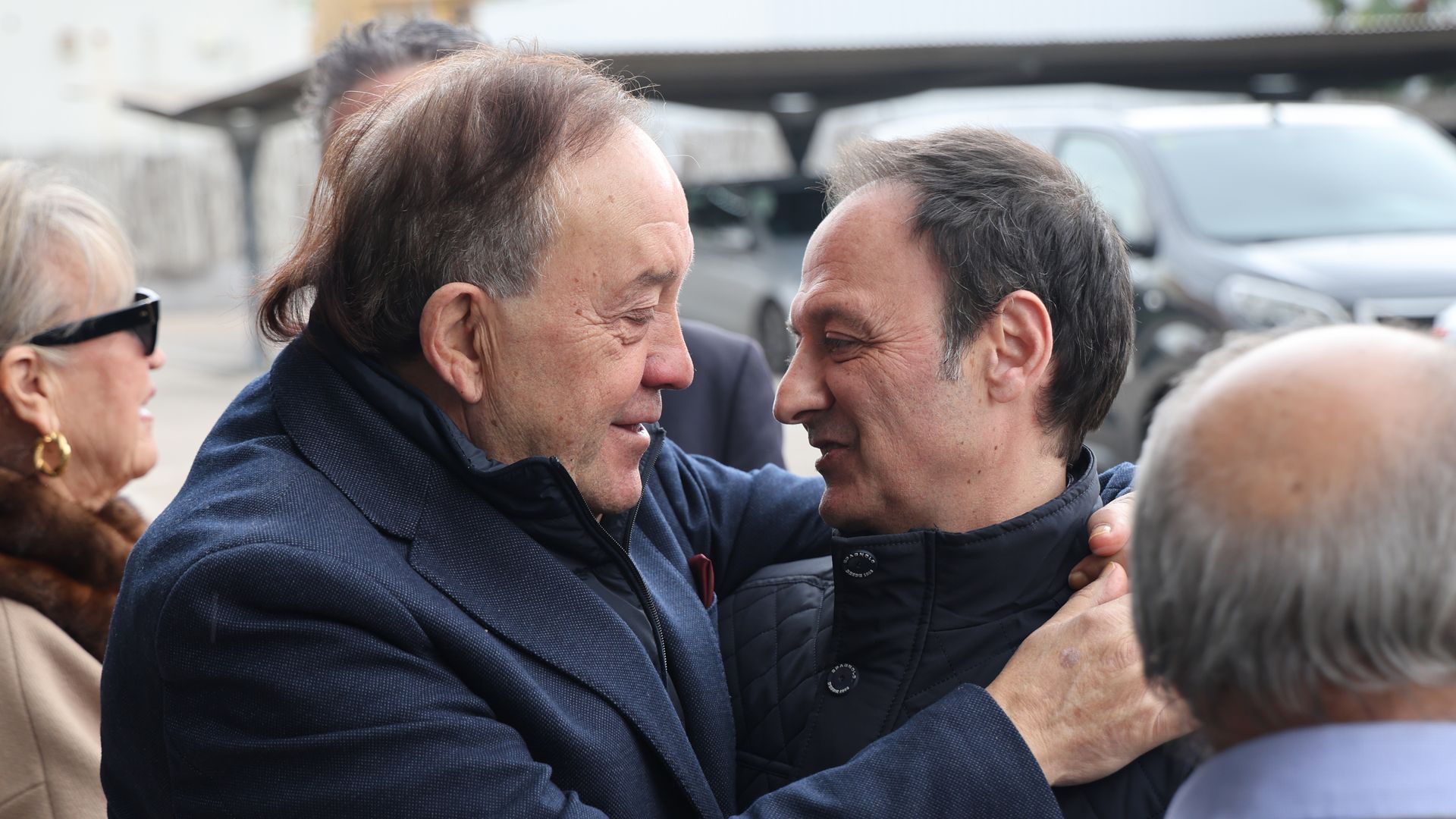Fernando, hijo de Fernando Esteso, en el Tanatorio Funeraria Mémora de Valencia tras el fallecimiento del actor